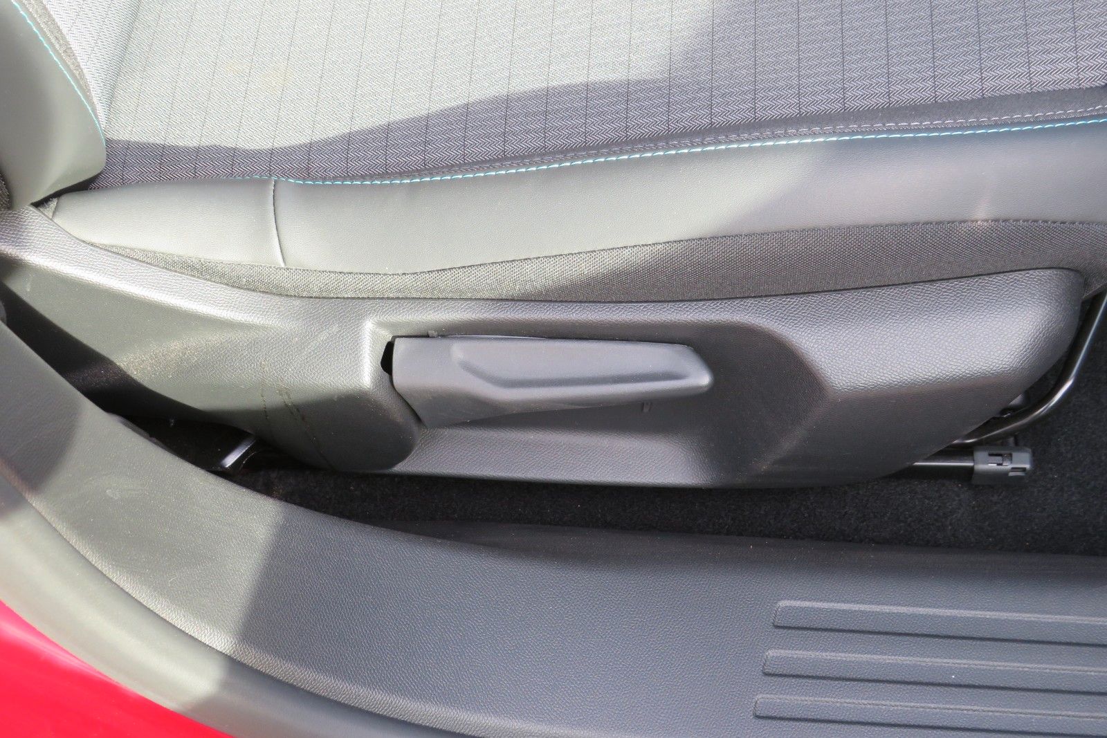 Fahrzeugabbildung Peugeot 2008 e- ALLURE NAVI GRA APP-CON SITZH. PDC 1.HD