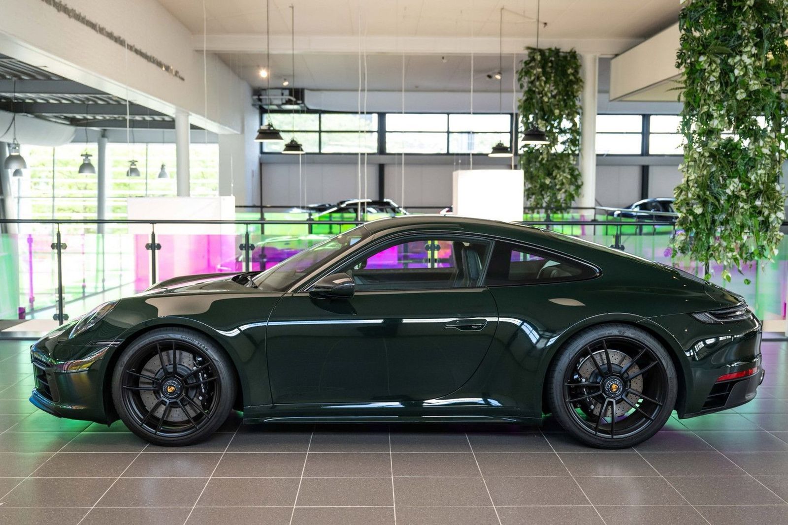 Porsche 992 992 Carrera 4 GTS PTS Brewster Green imagem 2