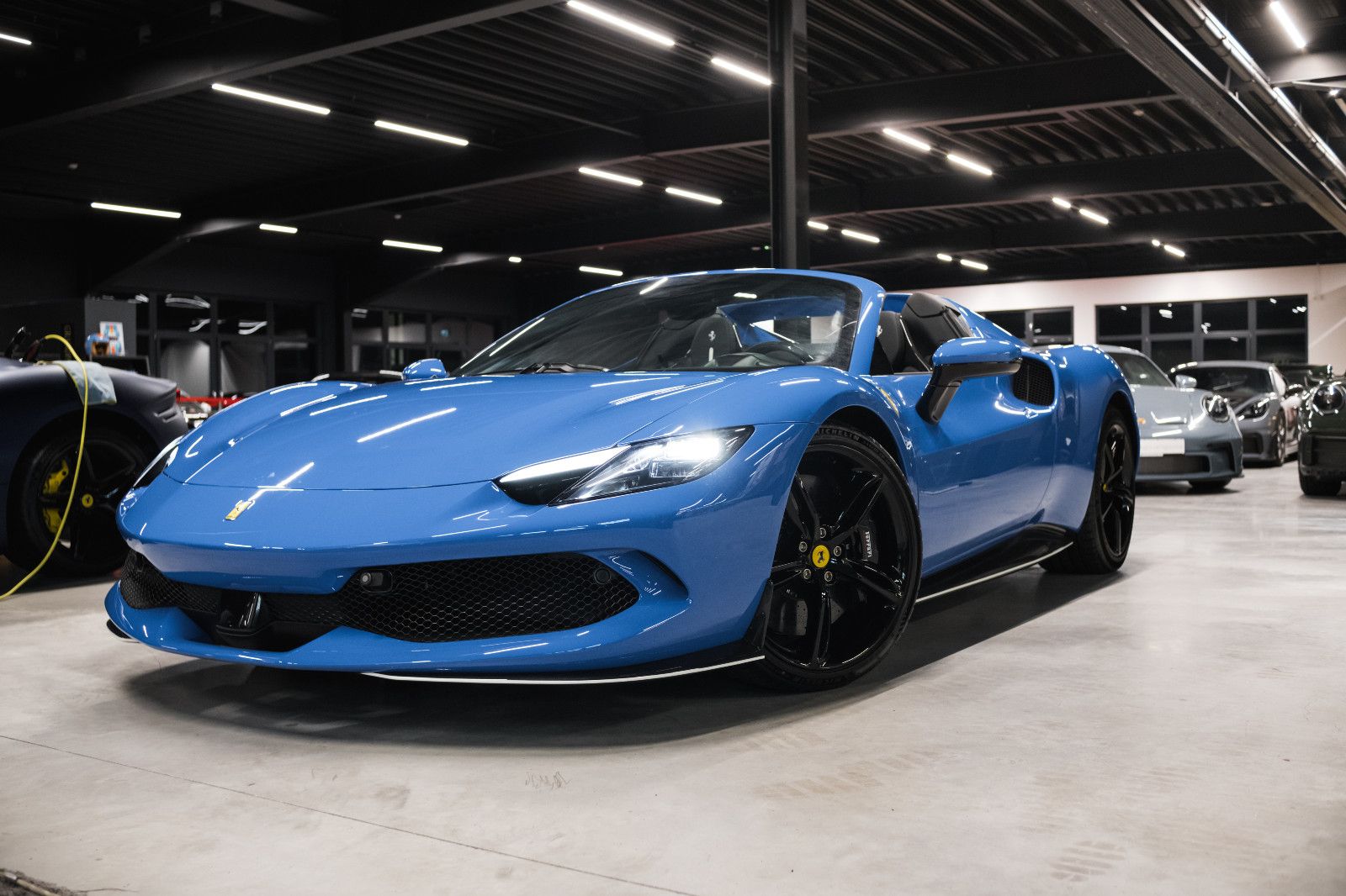 Fahrzeugabbildung Ferrari 296 GTS Sonderfarbe-Lift-Carbonsitz-Hifi-System