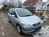 Opel Zafira / Automatik - Opel Zafira aus 2003 mit Diesel-Antrieb