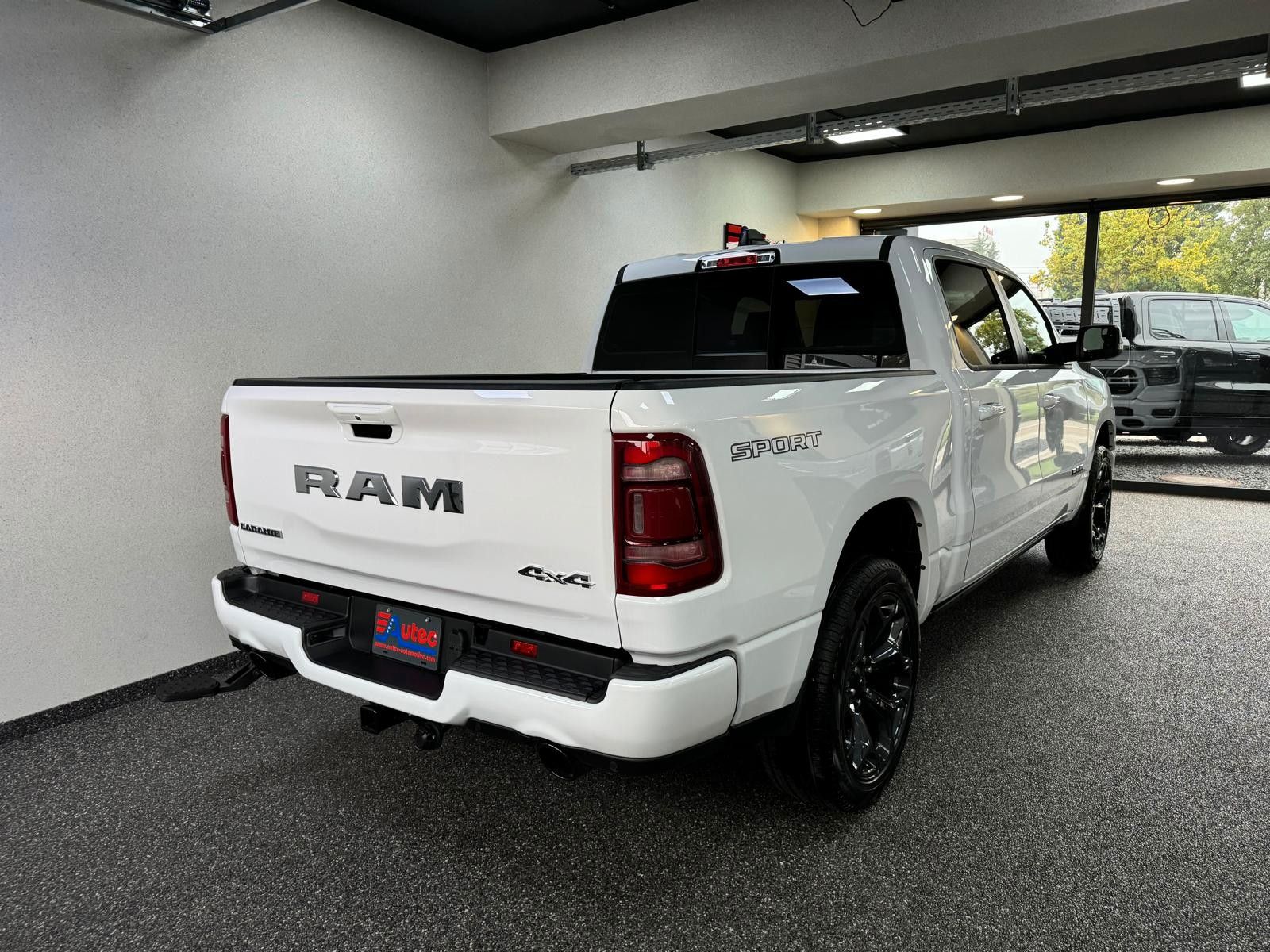 Fahrzeugabbildung Dodge LARAMIE CREW CAB SPORT  12" LUFTF. 22"  HEMI 4x4