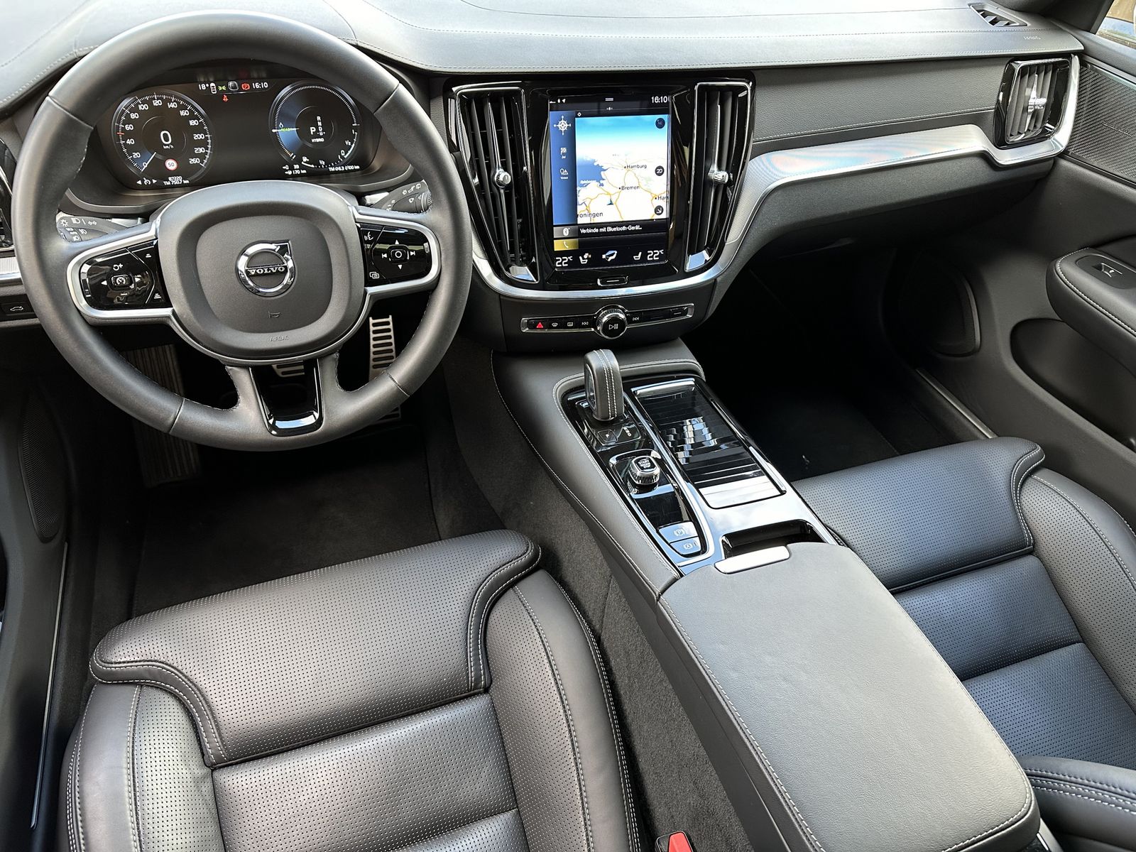 Fahrzeugabbildung Volvo V60 T6 AWD Recharge R-Design NAV+LED+PANO+H&K+VC
