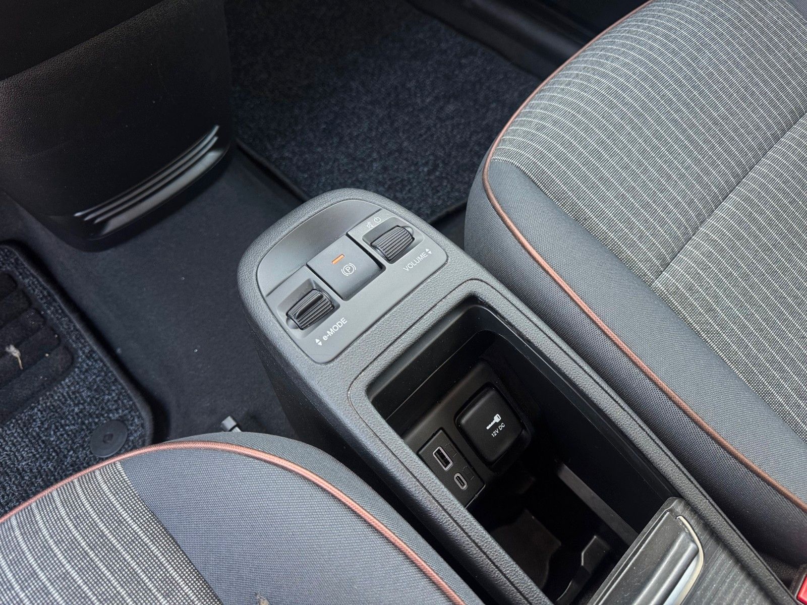 Fahrzeugabbildung Fiat 500e Icon NAVI GLASDACH KLIMA DAB 118PS