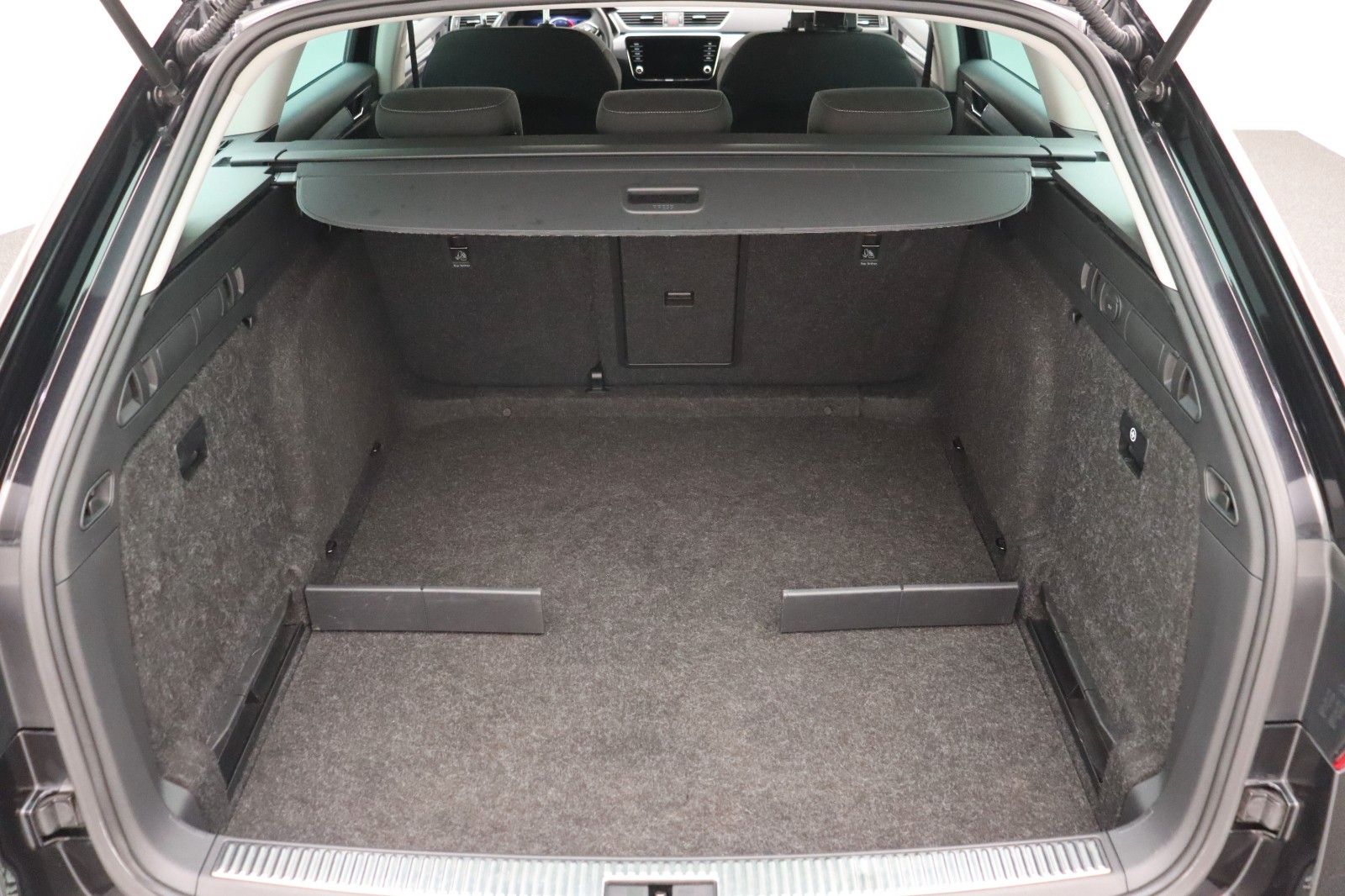 Fahrzeugabbildung SKODA Superb Combi Ambition LED ACC Navi