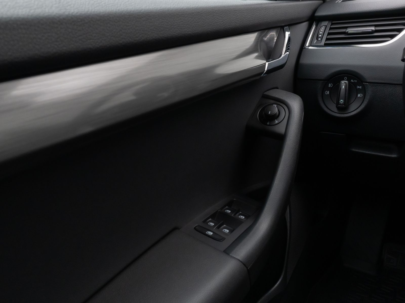 Fahrzeugabbildung SKODA Octavia Combi Clever 4x4 Aut. Panorama AHK 8Fach