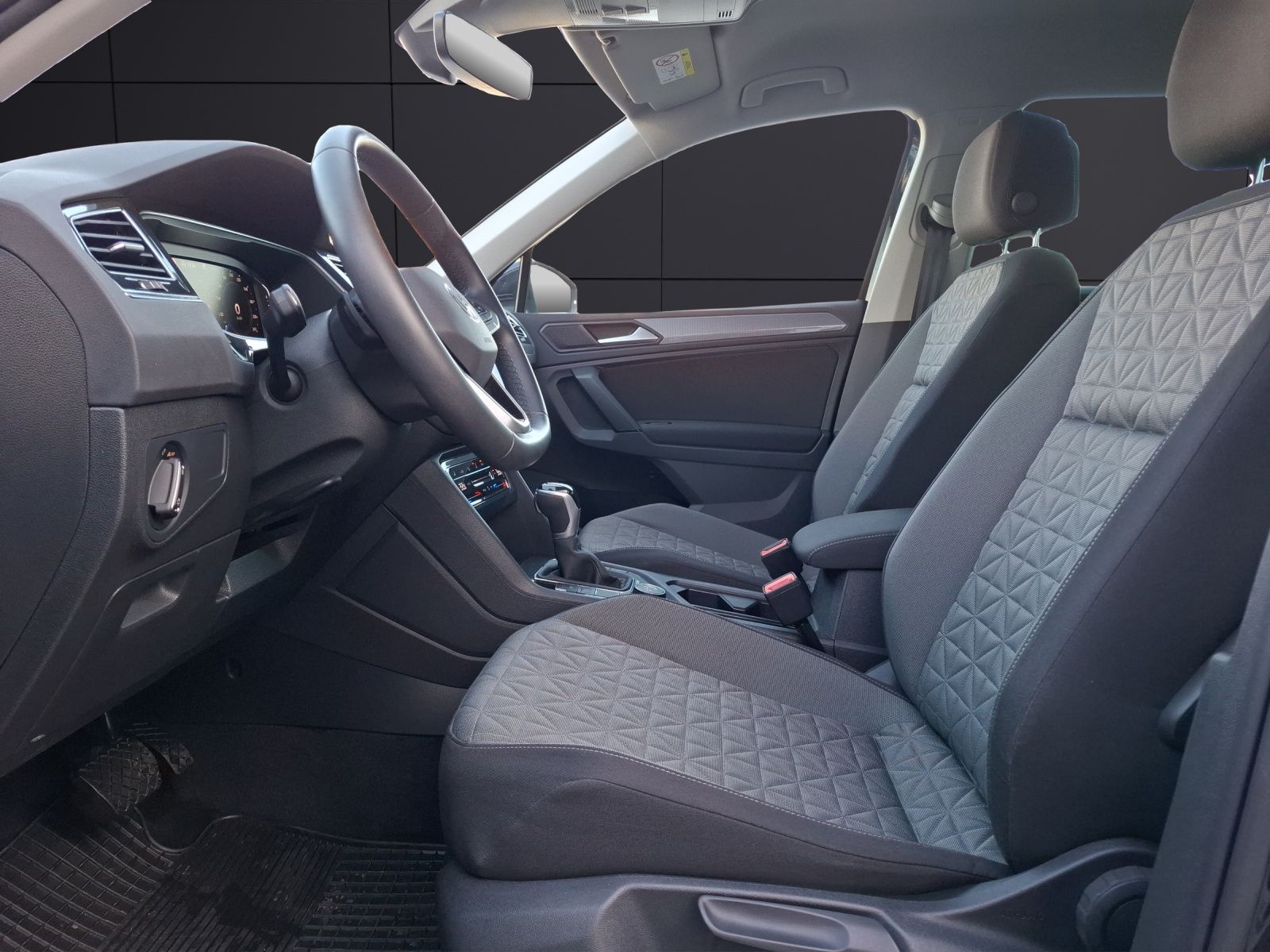 Fahrzeugabbildung Volkswagen Tiguan TSI Life DSG 4M LED Navi AID ACC SH 18"