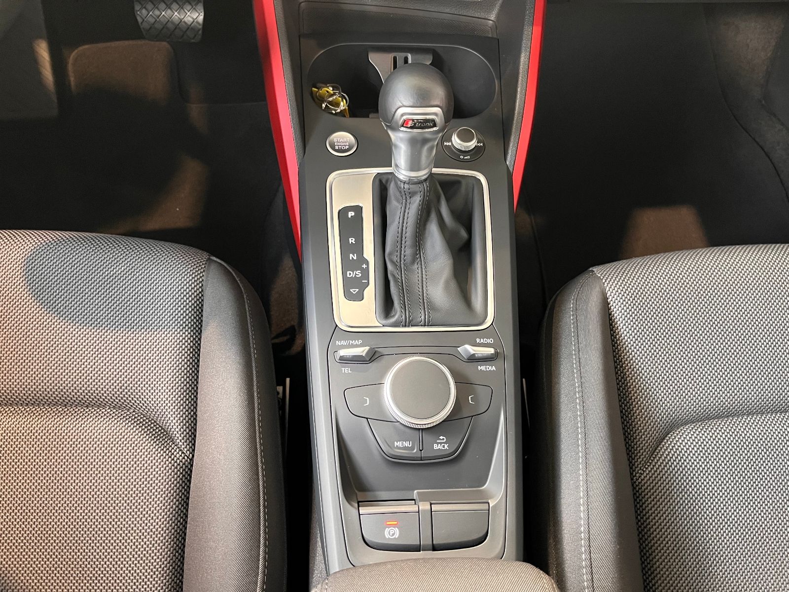 Fahrzeugabbildung Audi Q2 35 TFSI sport NAV SHZ 19"