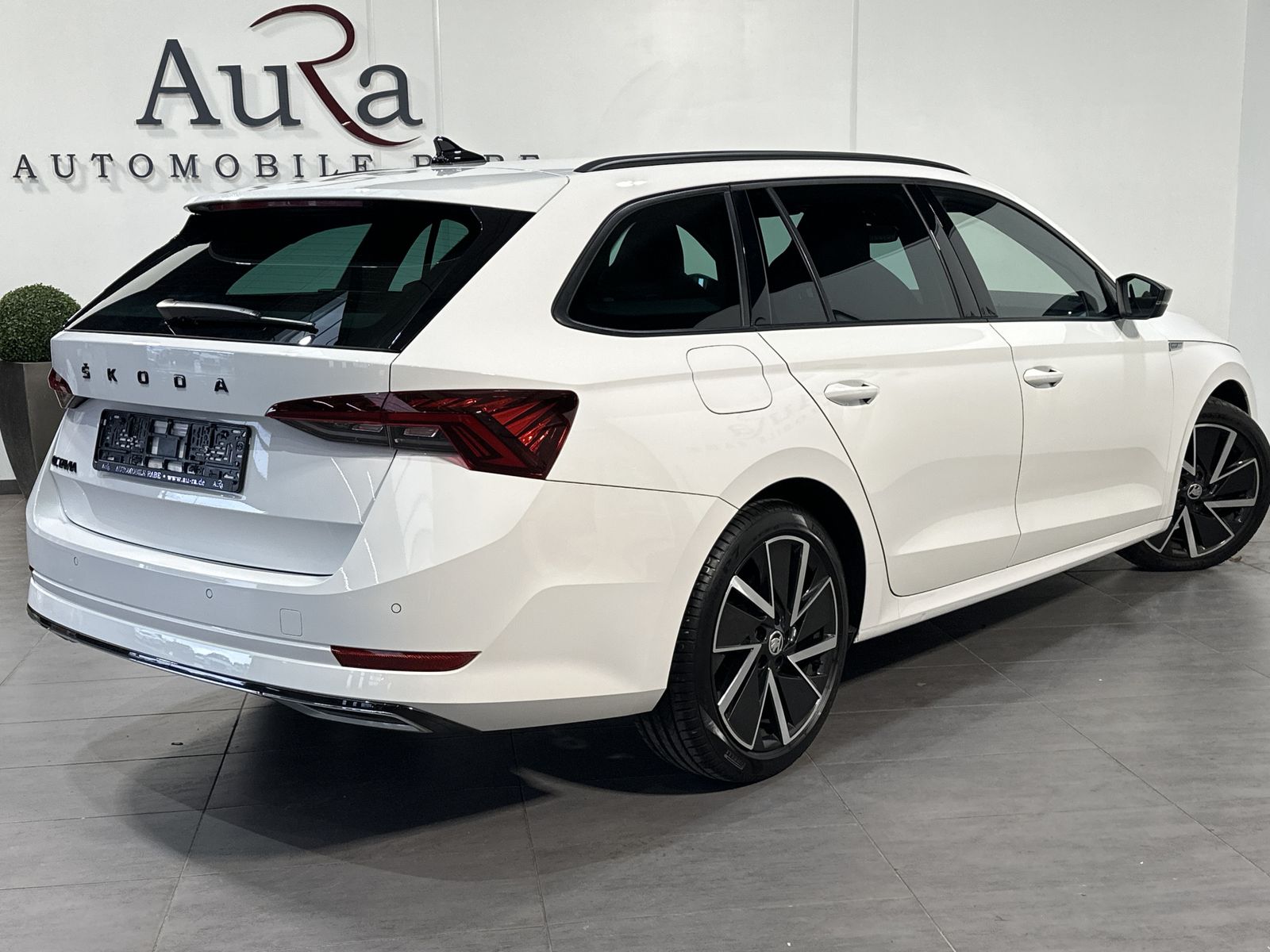 Fahrzeugabbildung SKODA Octavia Combi Sportline NAV+LED+VCOCK+18ZOLL+ACC