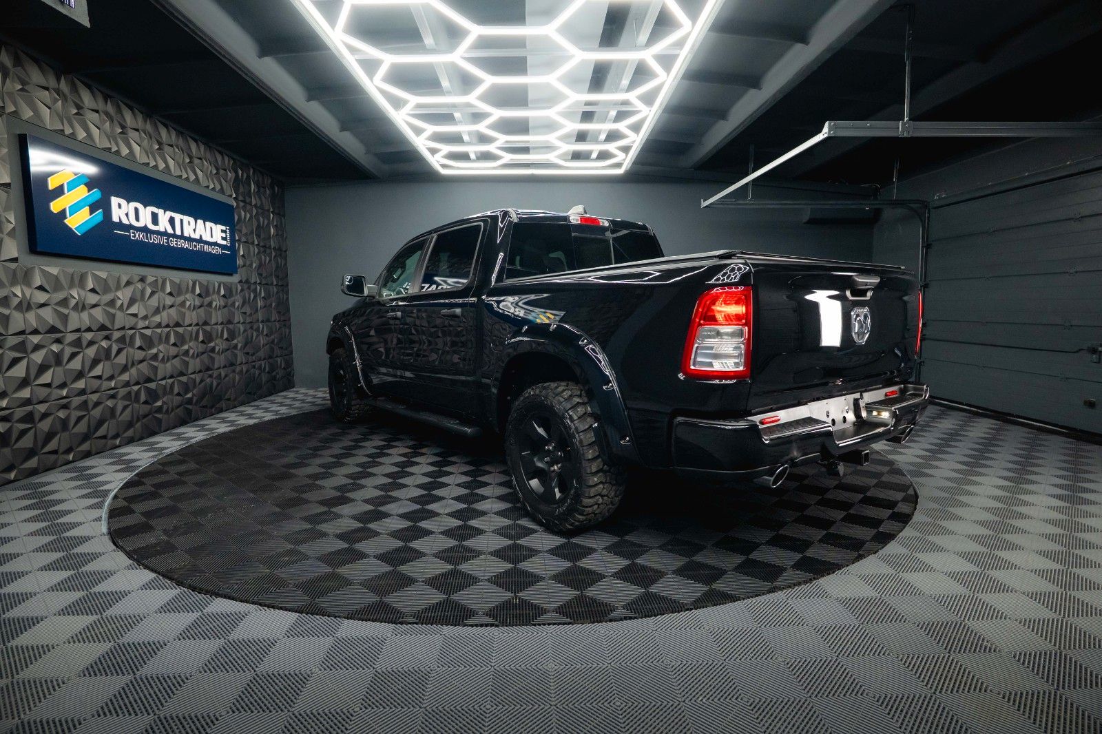 Fahrzeugabbildung Dodge RAM 5.7 V8 HEMI 4x4 OFFROAD Night-Paket *LED*19%