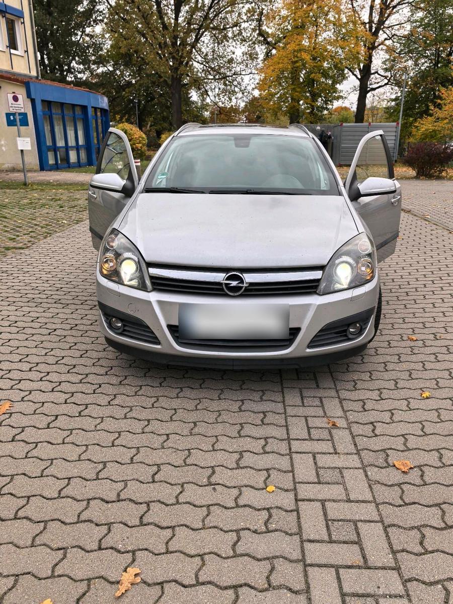 Opel Astra 2005 — rear view