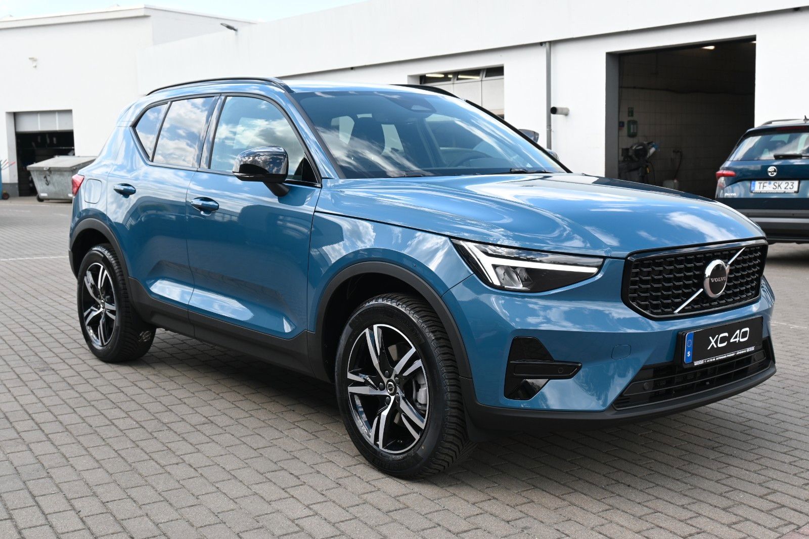 Fahrzeugabbildung Volvo XC40 B4 DKG Plus Dark*FSHZG*H&K*BLIS*ACC*AHK