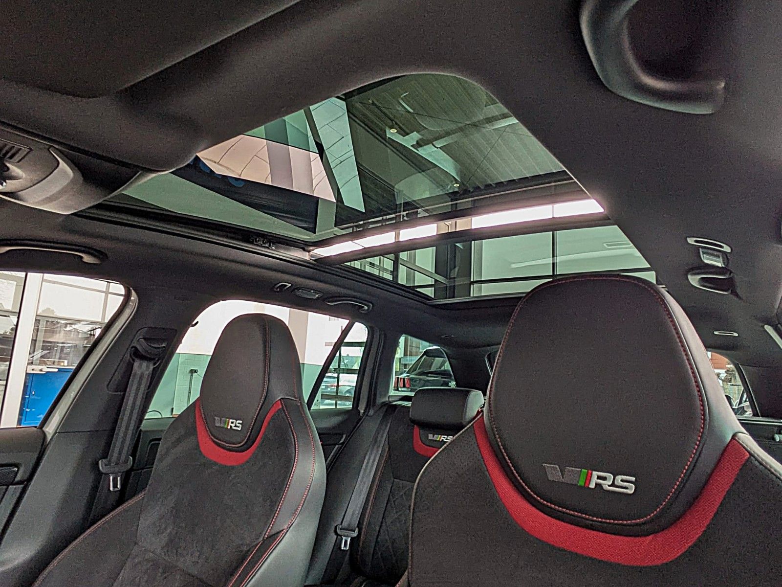 Fahrzeugabbildung SKODA Octavia RS DSG PANO ACC LED VIRTUAL CAM CARPLAY