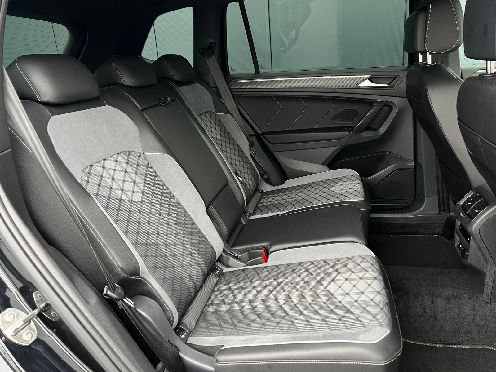 Fahrzeugabbildung Volkswagen Tiguan Allspace R-Line 2.0 TDI DSG 4MOTION *AHK,