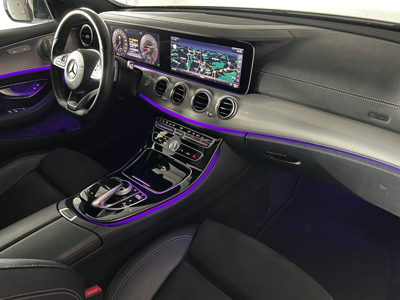 Fahrzeugabbildung Mercedes-Benz E 220 d AMG-LINE/PANO/BURMESTER/DISTRONIC PLUS