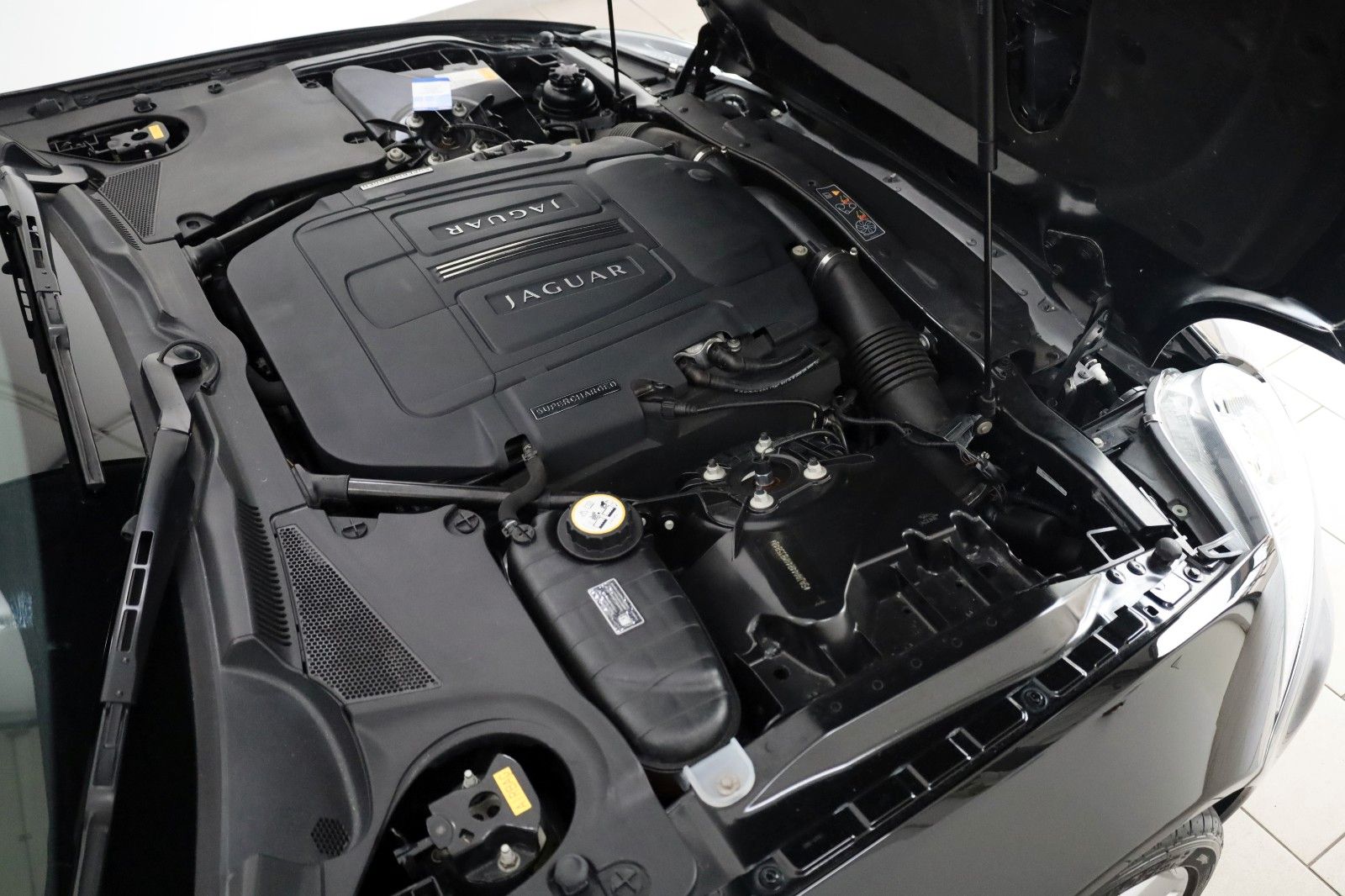 Fahrzeugabbildung Jaguar XKR Cabrio 5.0 V8 R Performance,Navi,SH+Lüftung