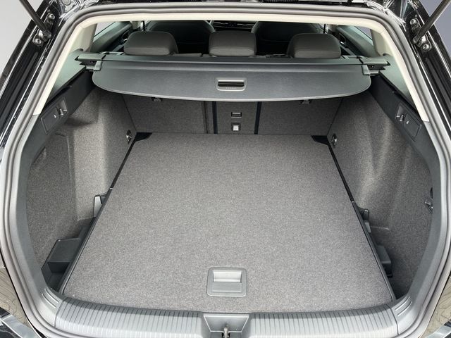 Golf VIII Variant Life 1.5 l eTSI DSG FACEL. LED