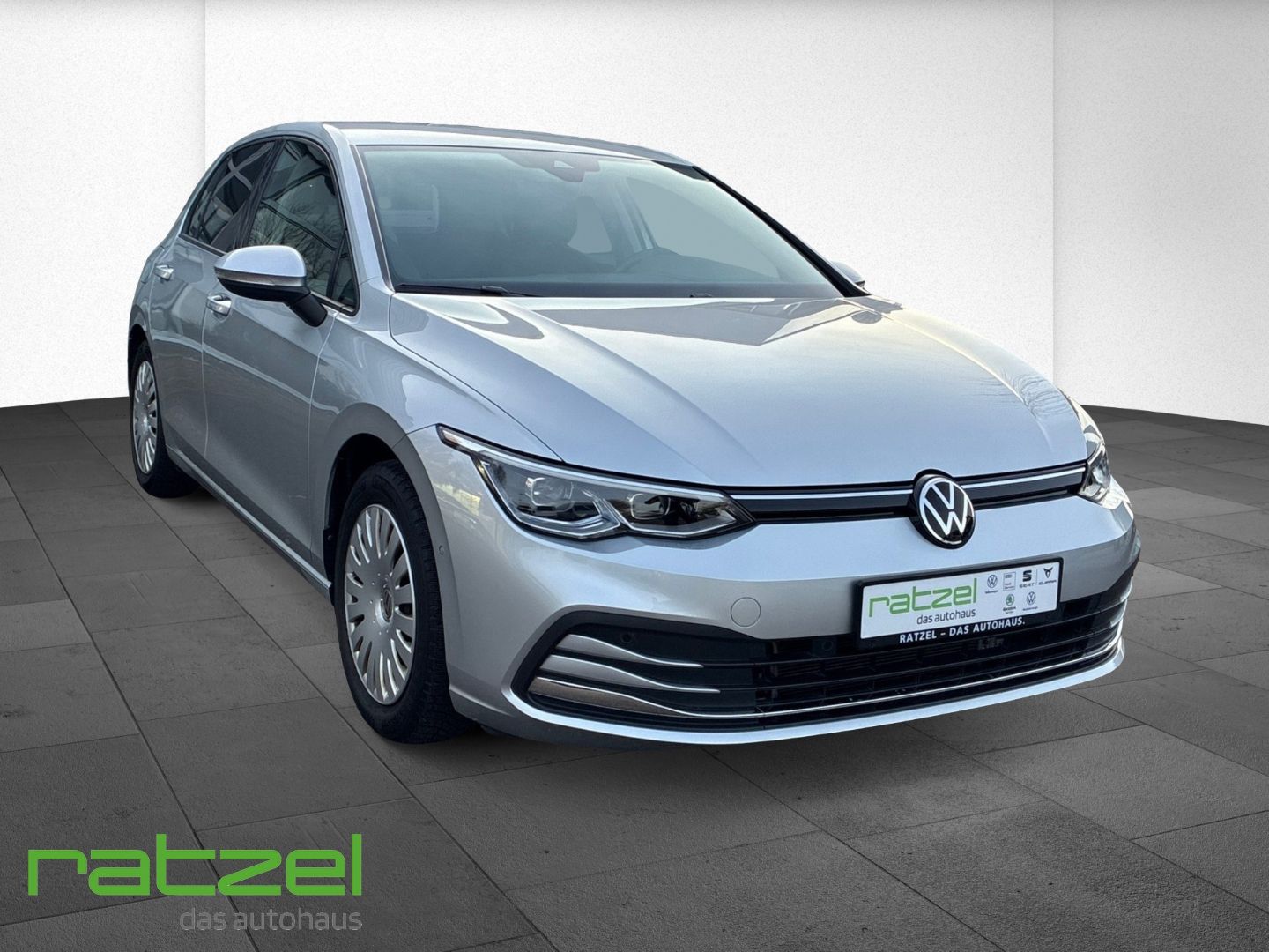 Fahrzeugabbildung Volkswagen Golf VIII 2.0 TDI Move AHK-klappbar Navigation