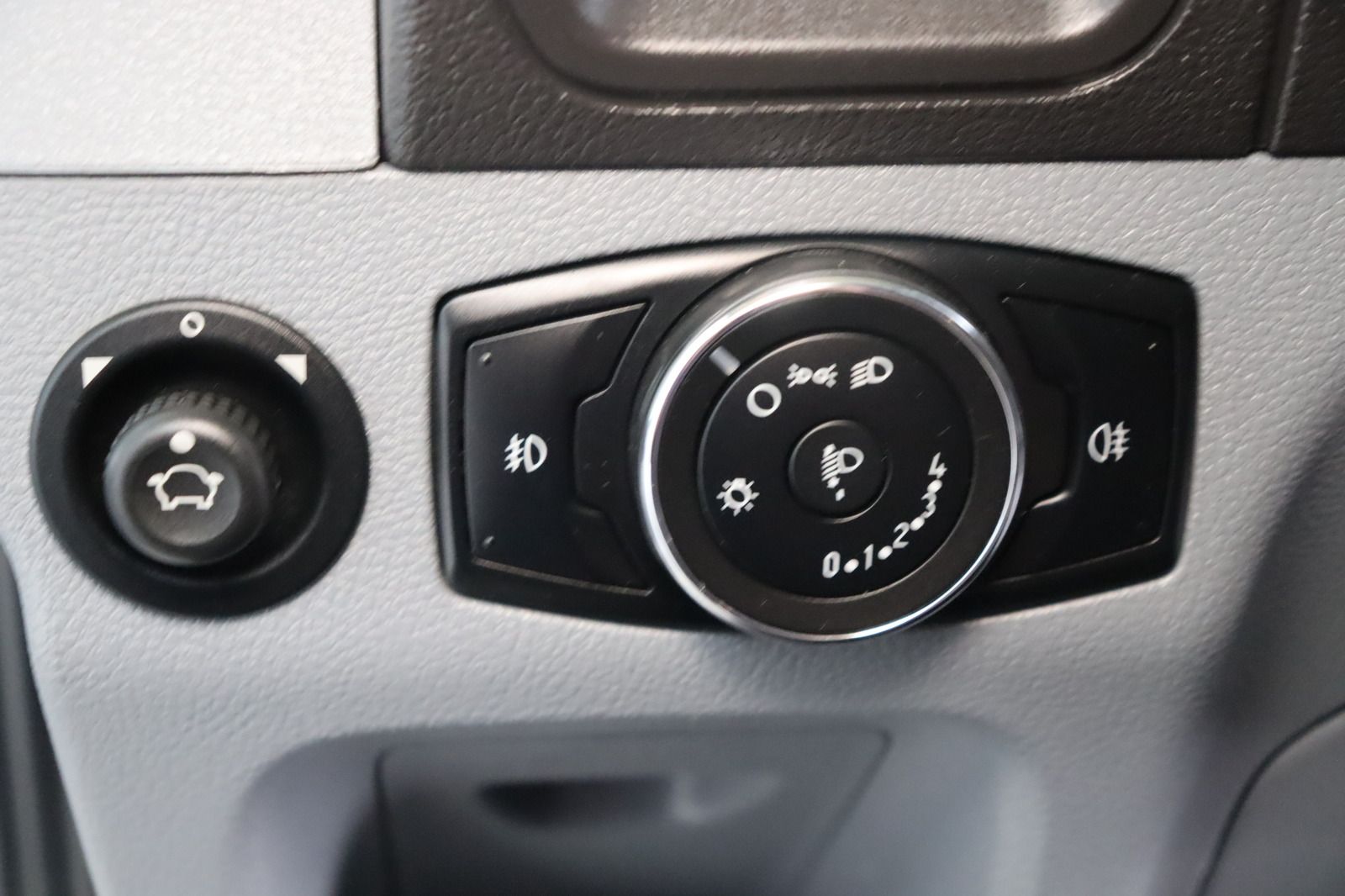 Fahrzeugabbildung Ford Transit 350 L2H2 * Rollstuhlrampe* RFK *