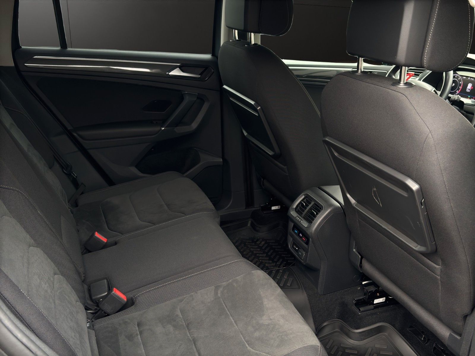 Fahrzeugabbildung Volkswagen Tiguan R-Line 4Motion*Sportauspuff*Dig.Cock*AHK*