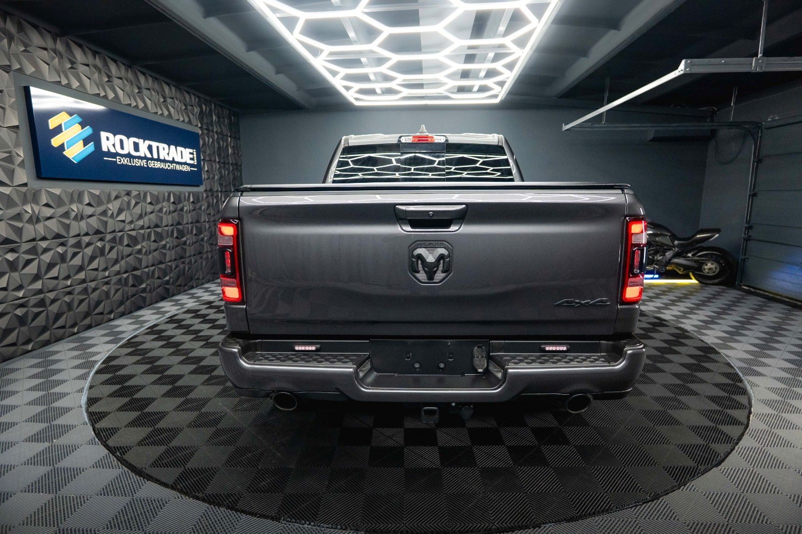 Fahrzeugabbildung Dodge RAM 5.7 V8 HEMI 4x4 OFFROAD Night-Paket *LED*19%