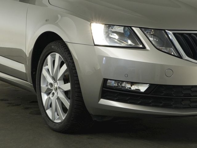 Octavia COMBI AMBITION TDI+NAVI+SITZHEIZUNG+PARK