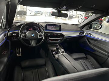 Fahrzeugabbildung BMW 530d M Sport ACC Kamera HUD HiFi AHK Komfort