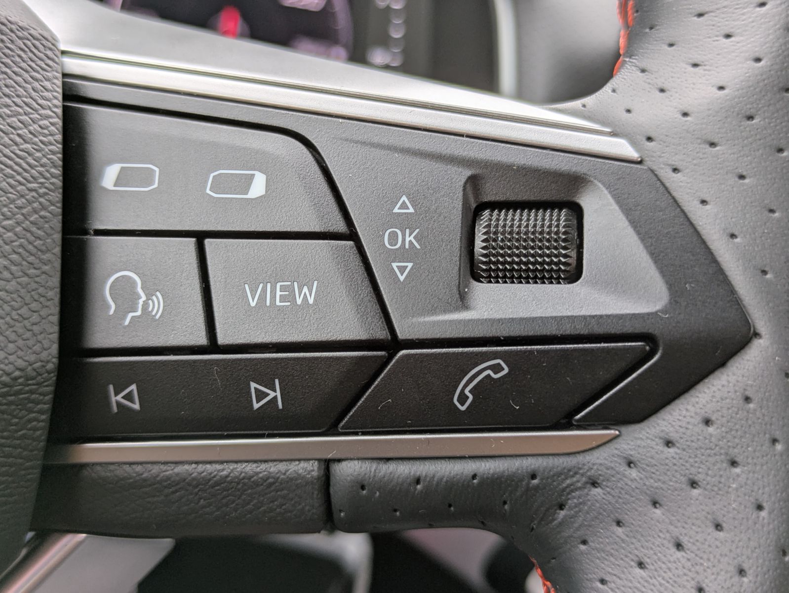Fahrzeugabbildung SEAT Arona 1.5 TSI FR DSG AHK*ACC*LED*APP*DAB*KAMERA