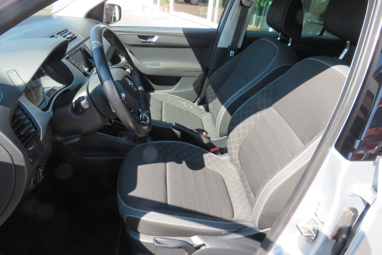 Fahrzeugabbildung SKODA Fabia Combi Ambition PDC NAVI APP SITZH. 1.HD