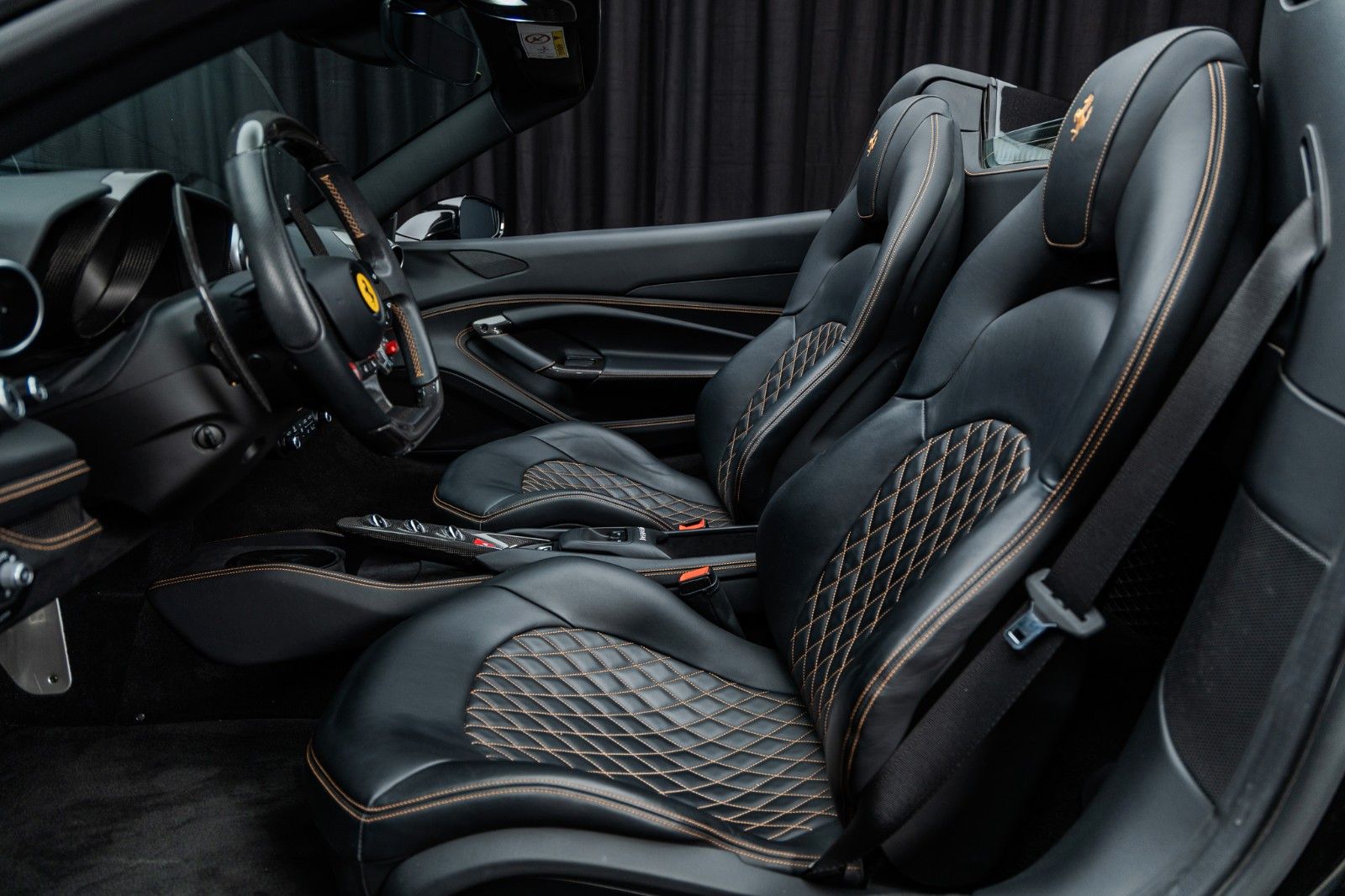 Fahrzeugabbildung Ferrari F8 Spider + Nero Daytona + Carbon + Lift + Garan