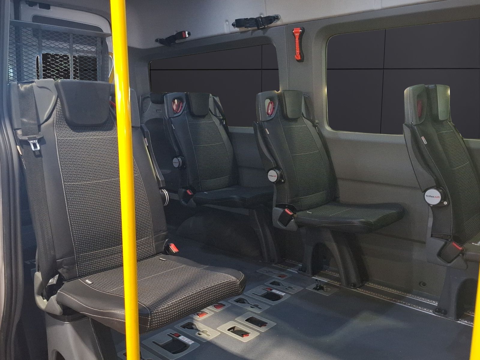Fahrzeugabbildung Volkswagen Crafter Kombi 35 MR DSG 4Mo.8-Si Rollstuhlrampe