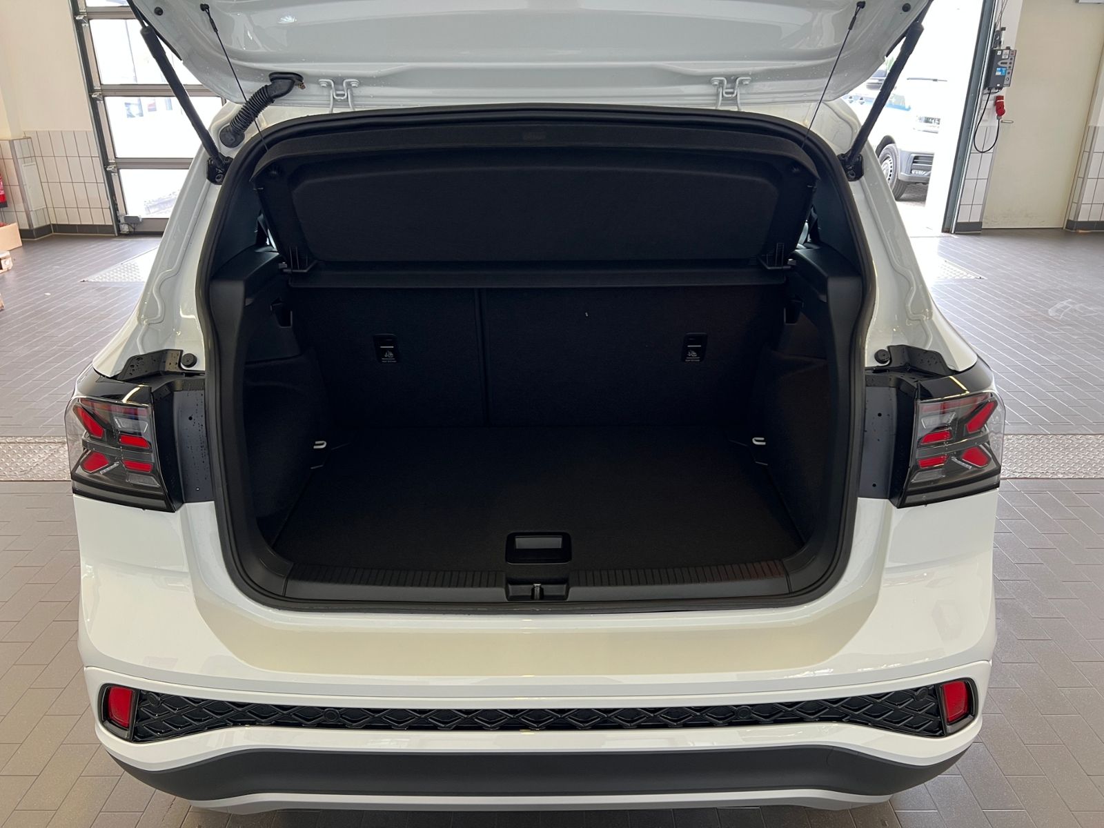 Fahrzeugabbildung Volkswagen T-Cross R-Line 1.5 TSI DSG *AHK, IQ.LIGHT, ACC,