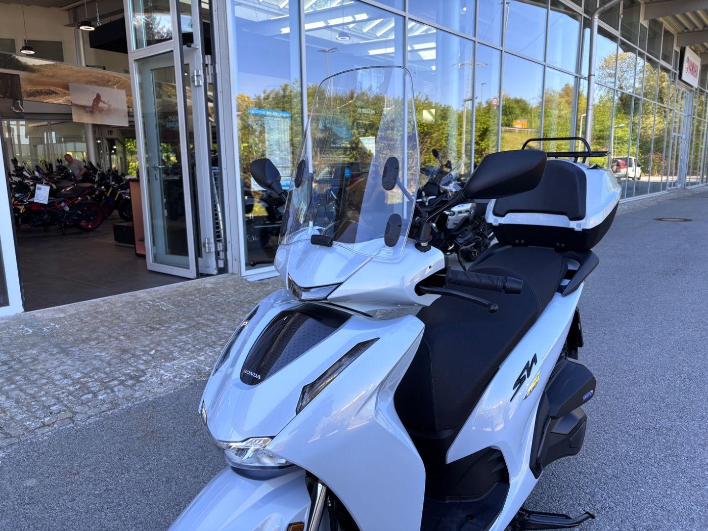 Fahrzeugabbildung Honda SH 350i inkl. Smart-Topcase, Windschild, Reling,