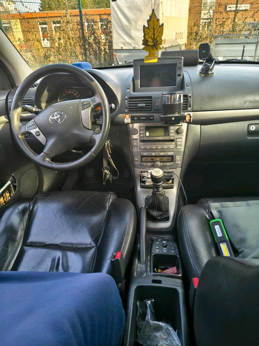 Toyota Avensis 2006 — interior