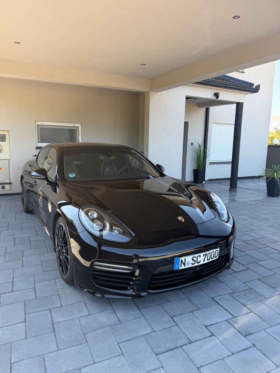 Porsche Panamera GTS ALL BLACK