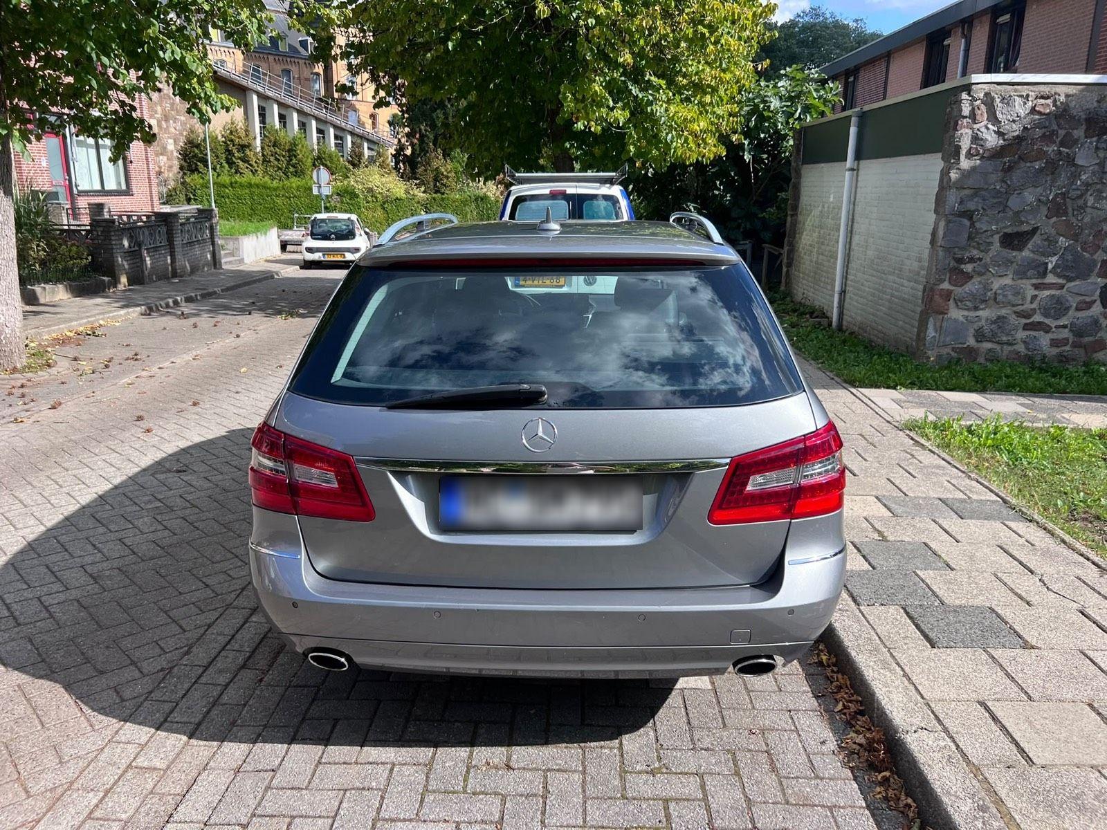 Mercedes-Benz E350 2010 — вигляд ззаду
