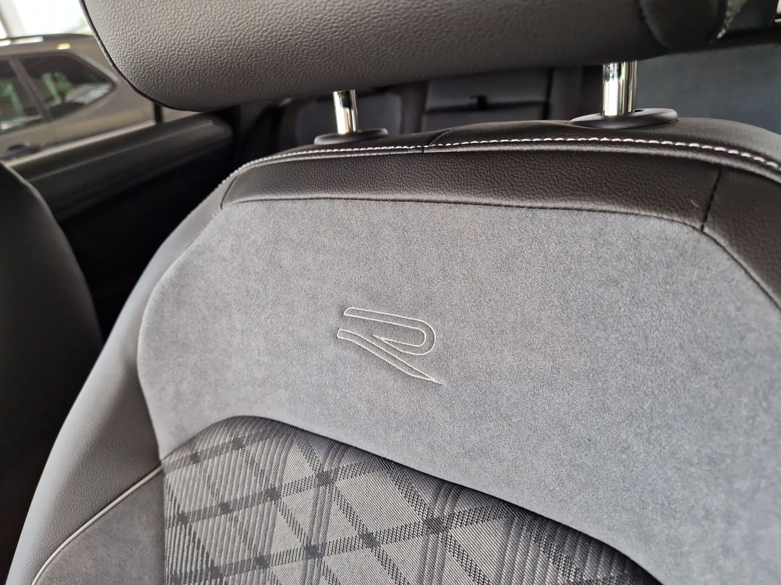 Fahrzeugabbildung Volkswagen Tiguan R-Line 4M MATRIX ACC 20" NAVI