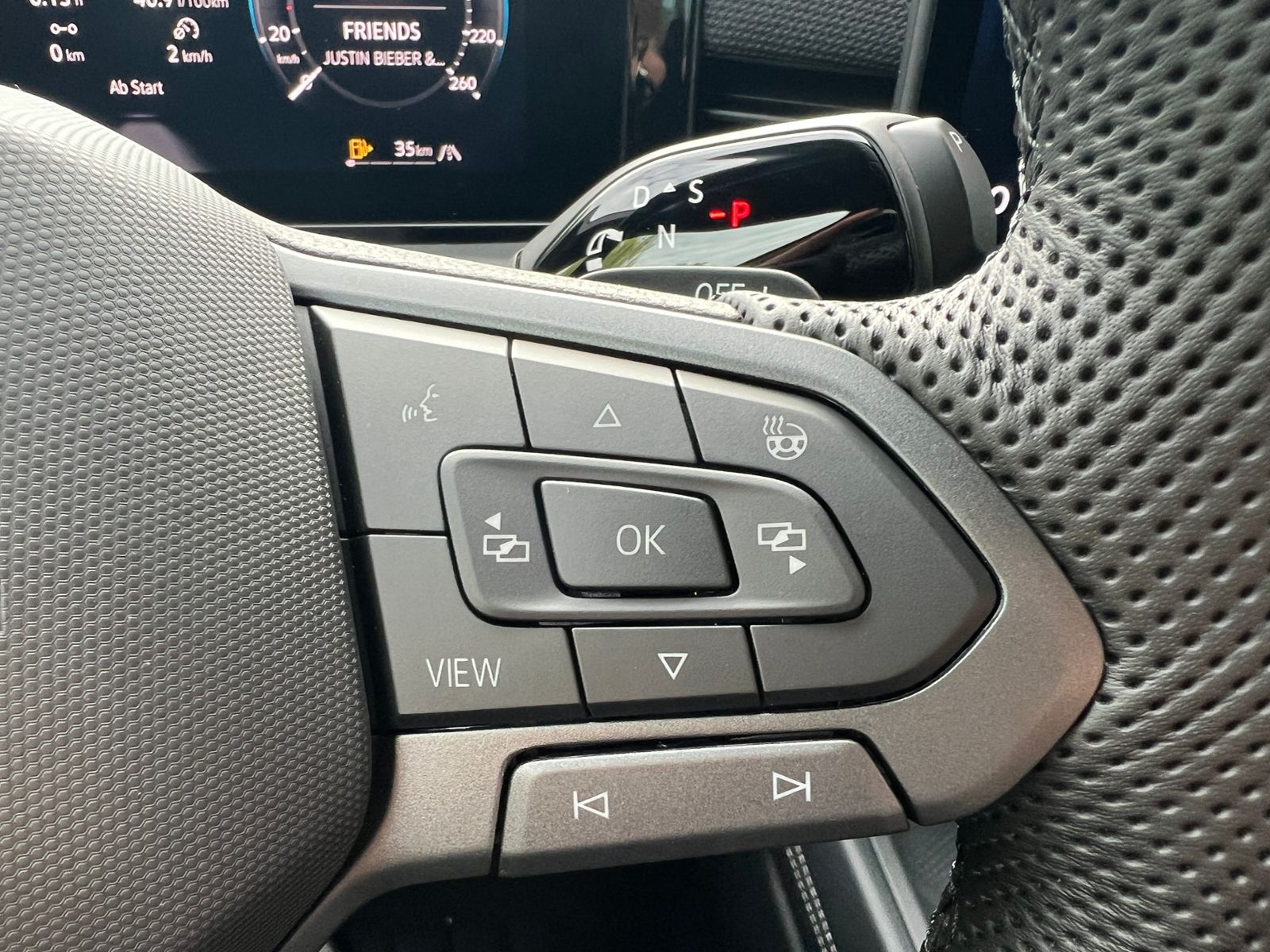 Fahrzeugabbildung Volkswagen T-Roc R-Line 1.5 eTSI DSG *BlackStyle, AHK, 20"-