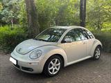 Volkswagen New Beetle 1.6 Freestyle Freestyle - Volkswagen New Beetle mit Benzin-Antrieb: Limousine, 1.6