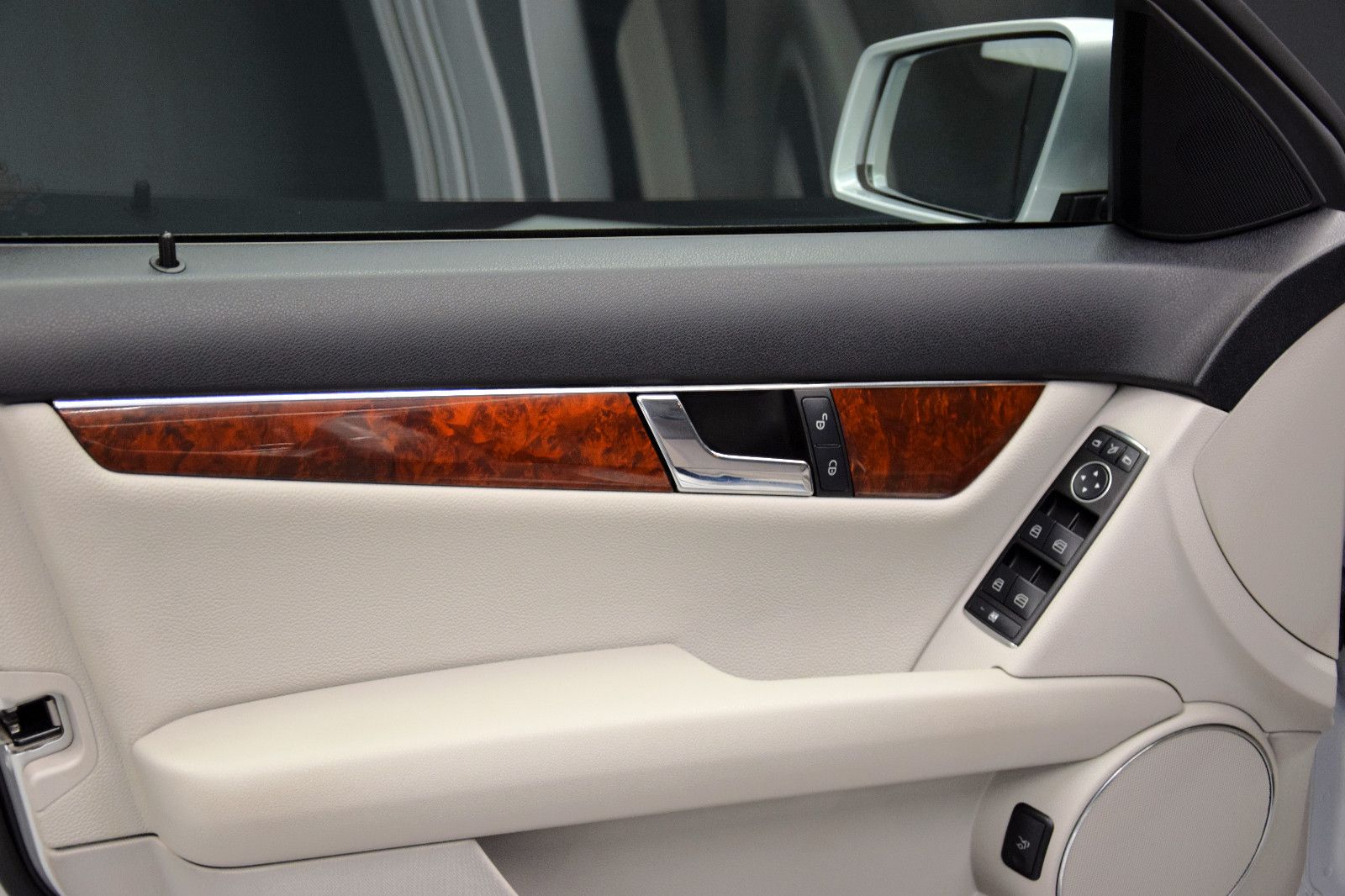 Fahrzeugabbildung Mercedes-Benz C 180 CGI Elegance Limousine Automatik 1. Hand