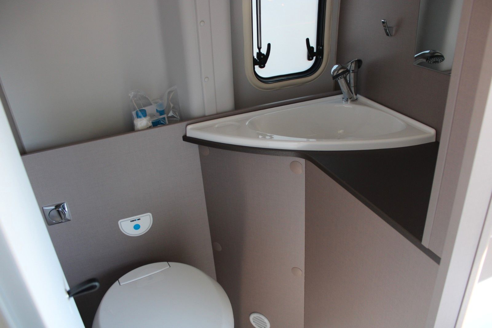 Fahrzeugabbildung Bürstner Ford SIGNEO Automatik + AHK SOFORT LIEFERBAR