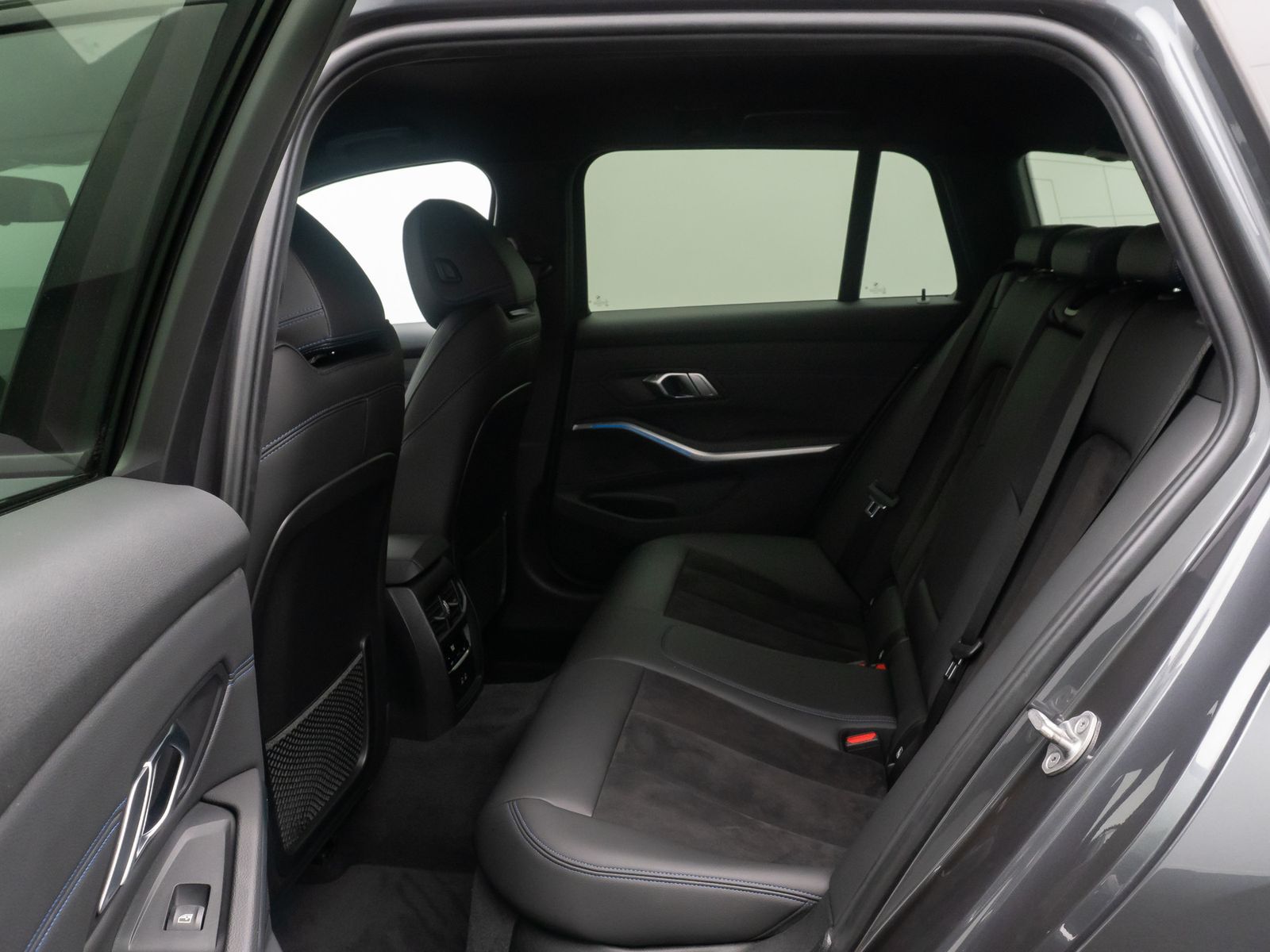 Fahrzeugabbildung BMW 330e M Sport Alarm AHK DAB HiFi Komfort PDC 18"
