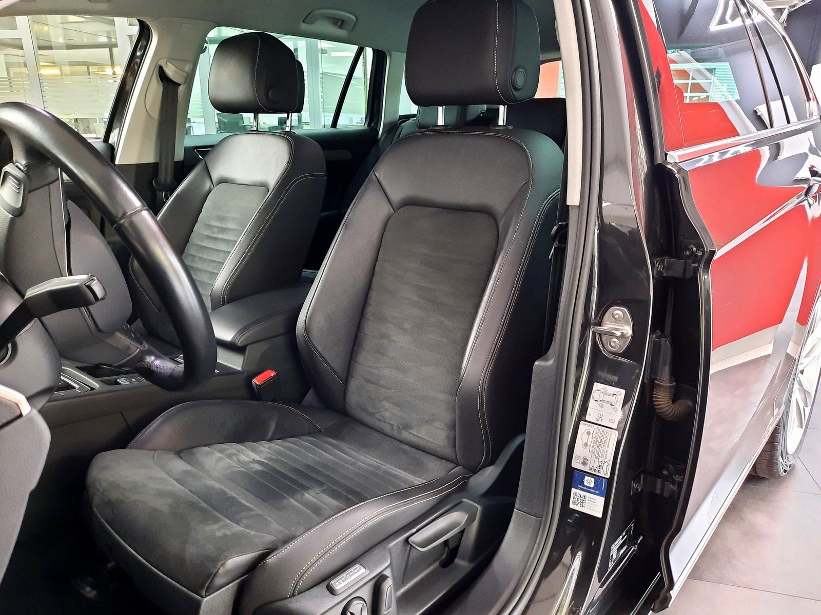 Fahrzeugabbildung Volkswagen Passat Variant Elegance TSI DSG *AHK*Navi*Cam*