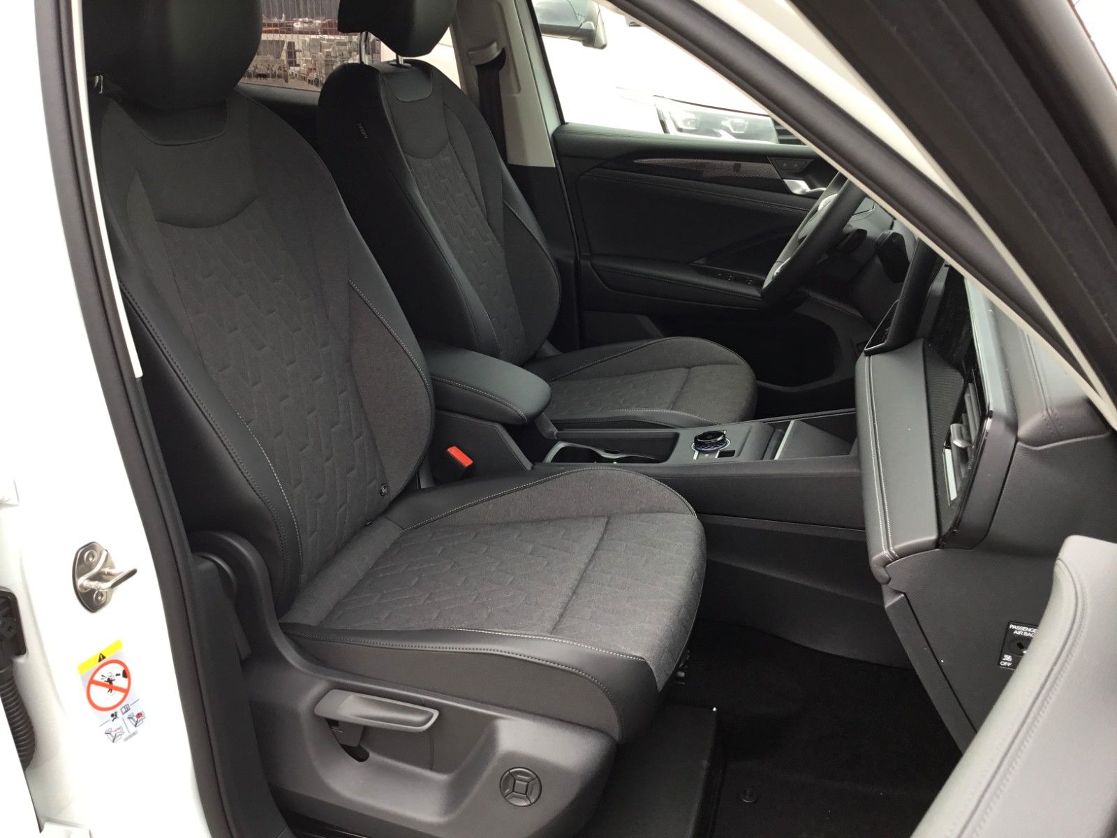 Fahrzeugabbildung Volkswagen Tiguan 1.5 eTSI DSG Life+AHK+LEDPlus+18"+Navi