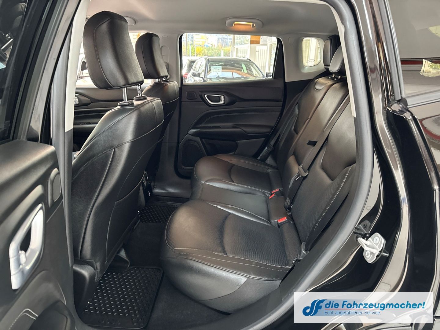 Fahrzeugabbildung Jeep Compass S Plug-In Hybrid 4WD Navi Soundsystem 36