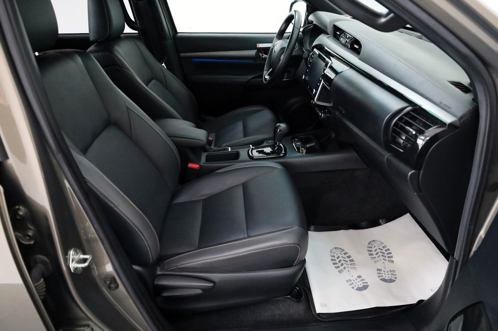 Fahrzeugabbildung Toyota Hilux 2.8 D-4D 4x4Invincible,Leder,ACC,Rollo,AHK