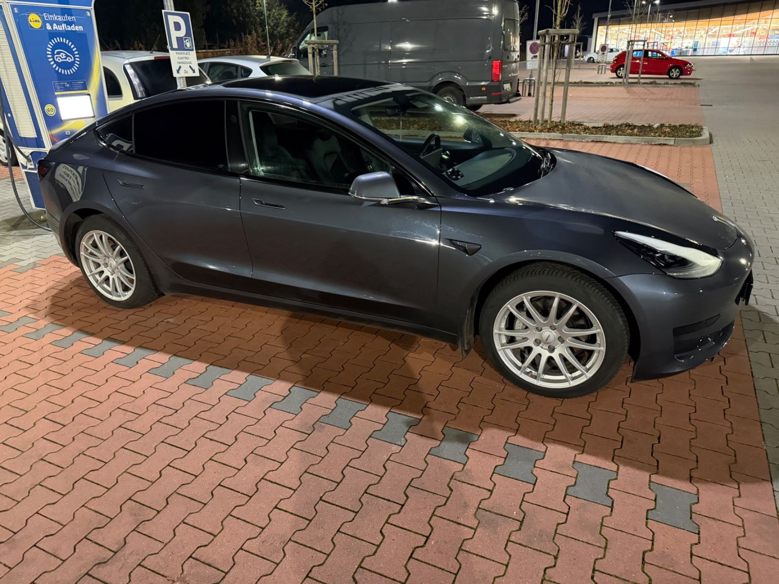 TESLA Model 3 Standard-Reichweite Plus - Hinterrad...