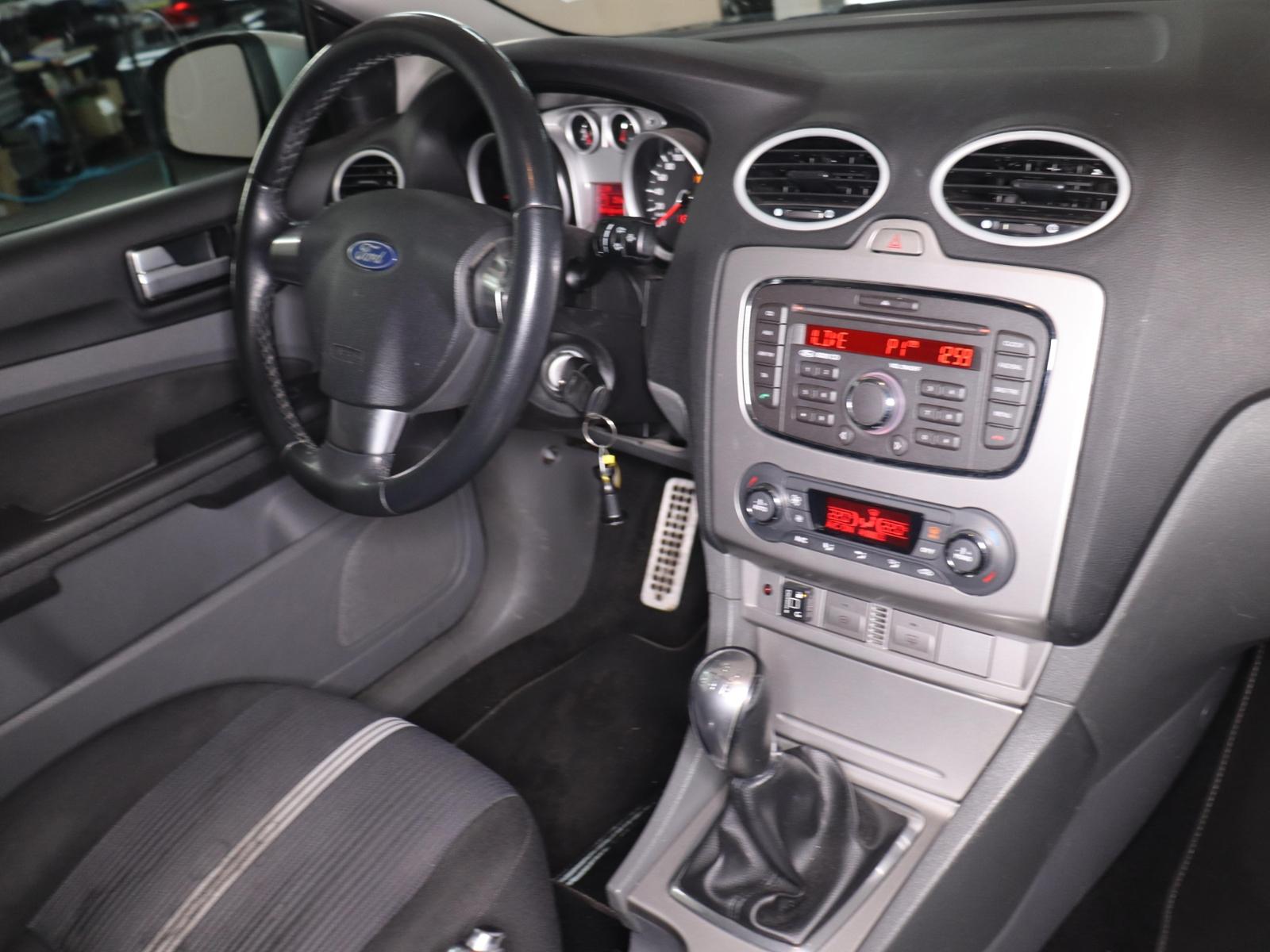 Ford Focus 2010 — photo 10