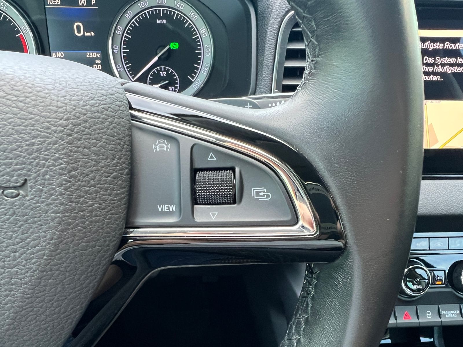 Fahrzeugabbildung SKODA Karoq Style 1.5 TSI ACT DSG *AHK,LED,Navi,18''-L