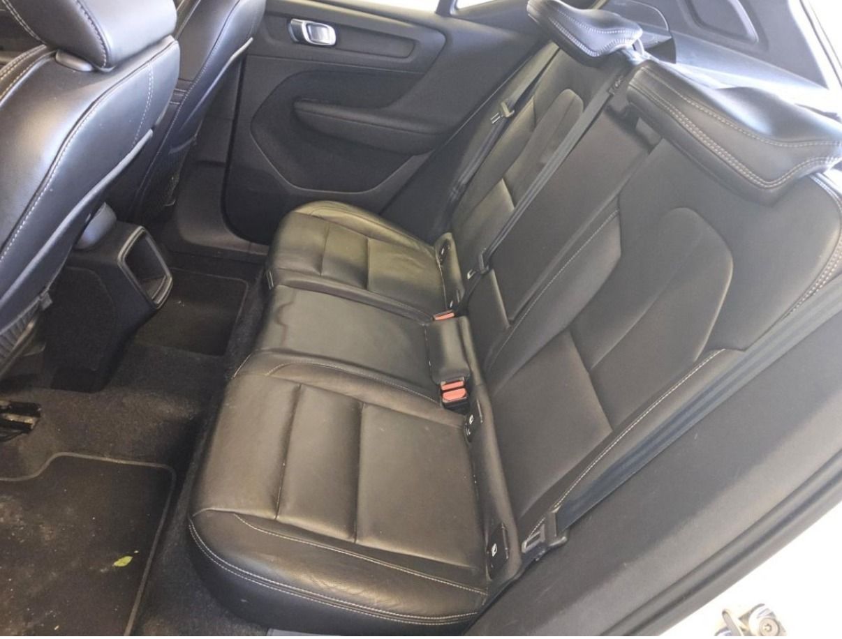 Fahrzeugabbildung Volvo XC40 D4 Momentum Pro AWD 4x4 LEDER ANHZV PRO-PAK