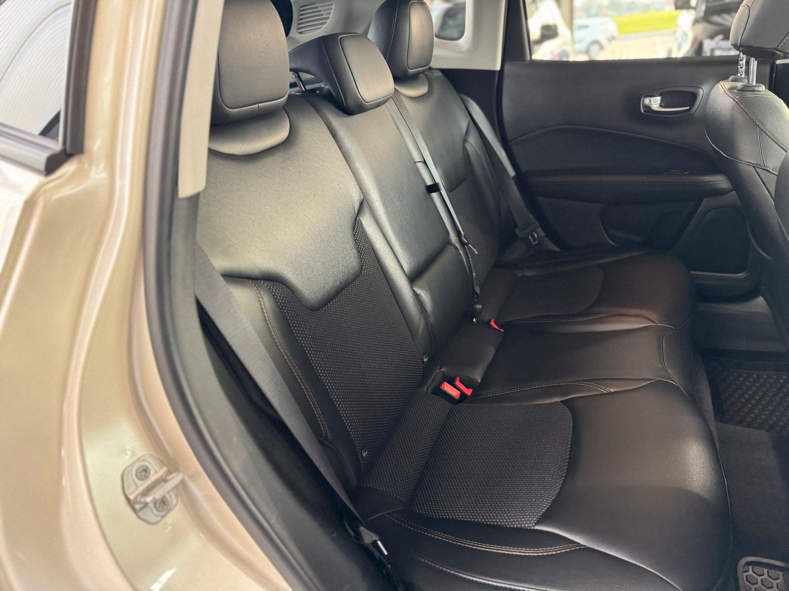 Fahrzeugabbildung Jeep Compass 1.4T Limited 4WD "Pano AHK Winterpaket"